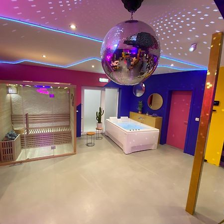 Capsule Boogie-Woogie - Jacuzzi - Sauna - Billard - Jeux - Ecran Geant - Filet Suspendu - Netflix La Louvière Buitenkant foto