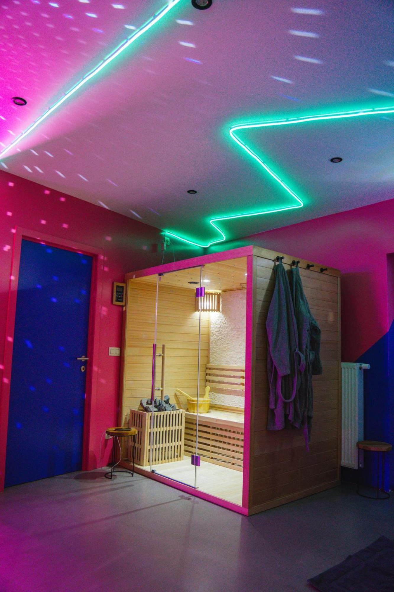 Capsule Boogie-Woogie - Jacuzzi - Sauna - Billard - Jeux - Ecran Geant - Filet Suspendu - Netflix La Louvière Buitenkant foto
