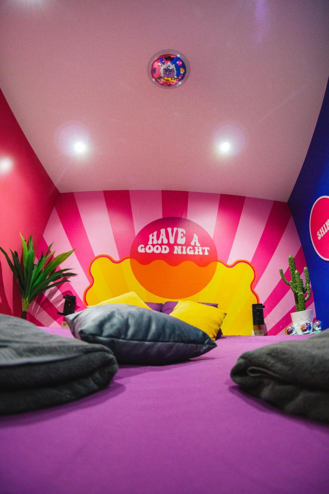 Capsule Boogie-Woogie - Jacuzzi - Sauna - Billard - Jeux - Ecran Geant - Filet Suspendu - Netflix La Louvière Buitenkant foto