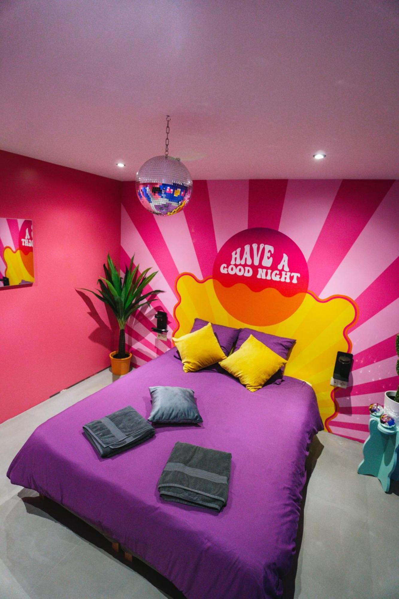 Capsule Boogie-Woogie - Jacuzzi - Sauna - Billard - Jeux - Ecran Geant - Filet Suspendu - Netflix La Louvière Buitenkant foto