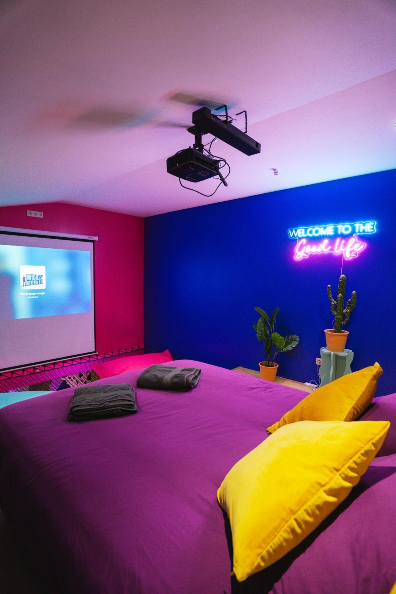 Capsule Boogie-Woogie - Jacuzzi - Sauna - Billard - Jeux - Ecran Geant - Filet Suspendu - Netflix La Louvière Buitenkant foto
