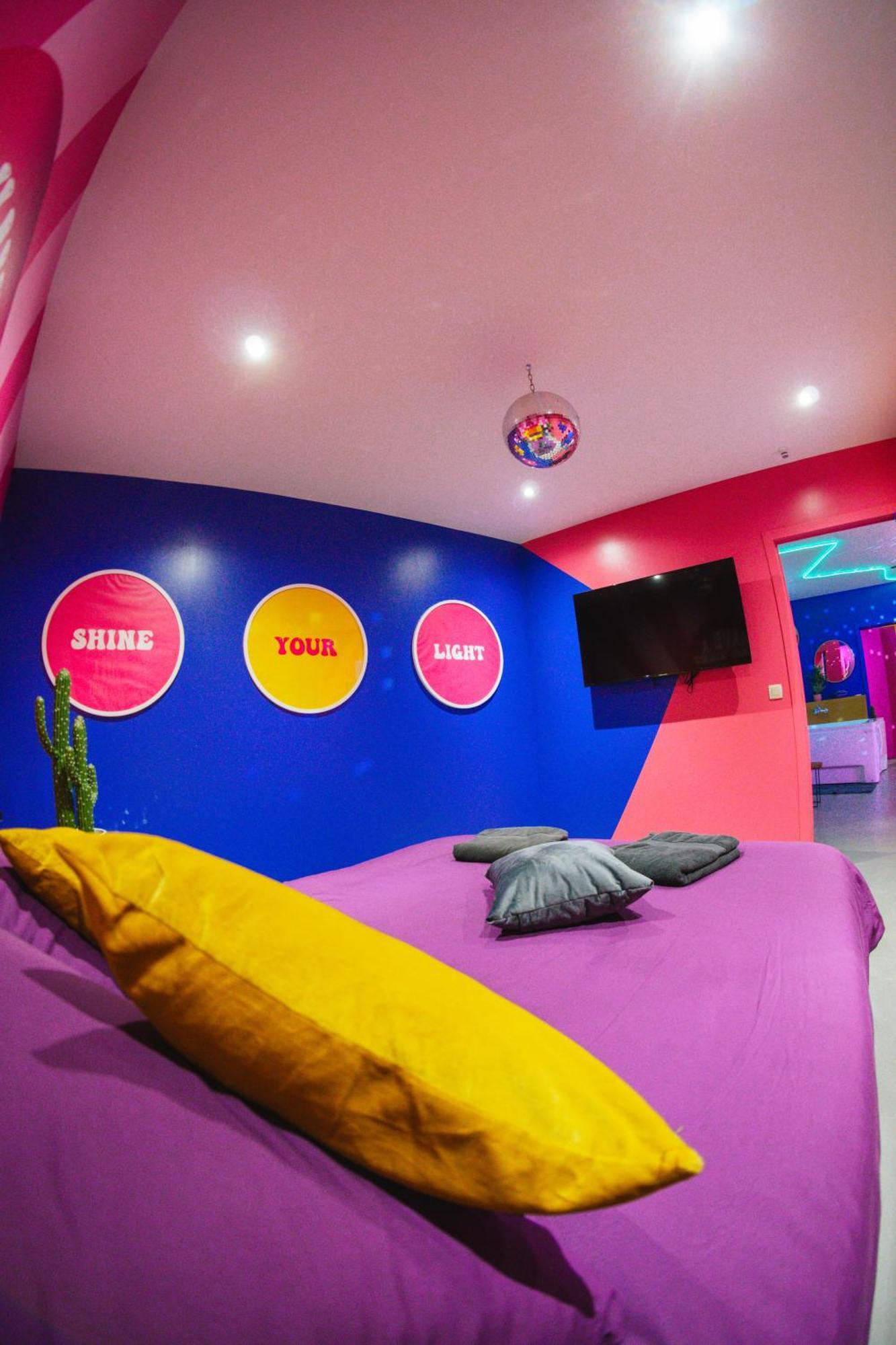 Capsule Boogie-Woogie - Jacuzzi - Sauna - Billard - Jeux - Ecran Geant - Filet Suspendu - Netflix La Louvière Buitenkant foto