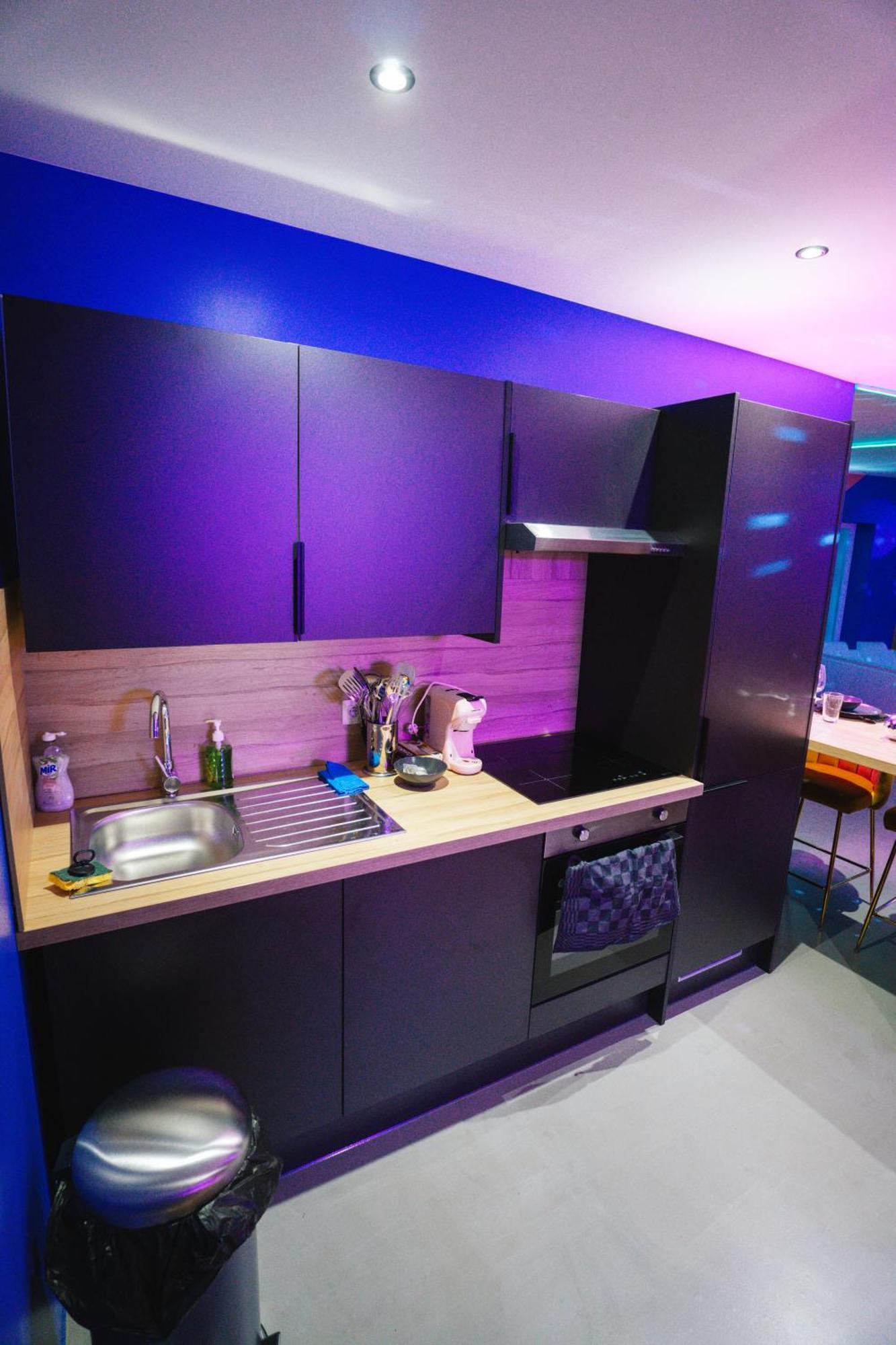 Capsule Boogie-Woogie - Jacuzzi - Sauna - Billard - Jeux - Ecran Geant - Filet Suspendu - Netflix La Louvière Buitenkant foto
