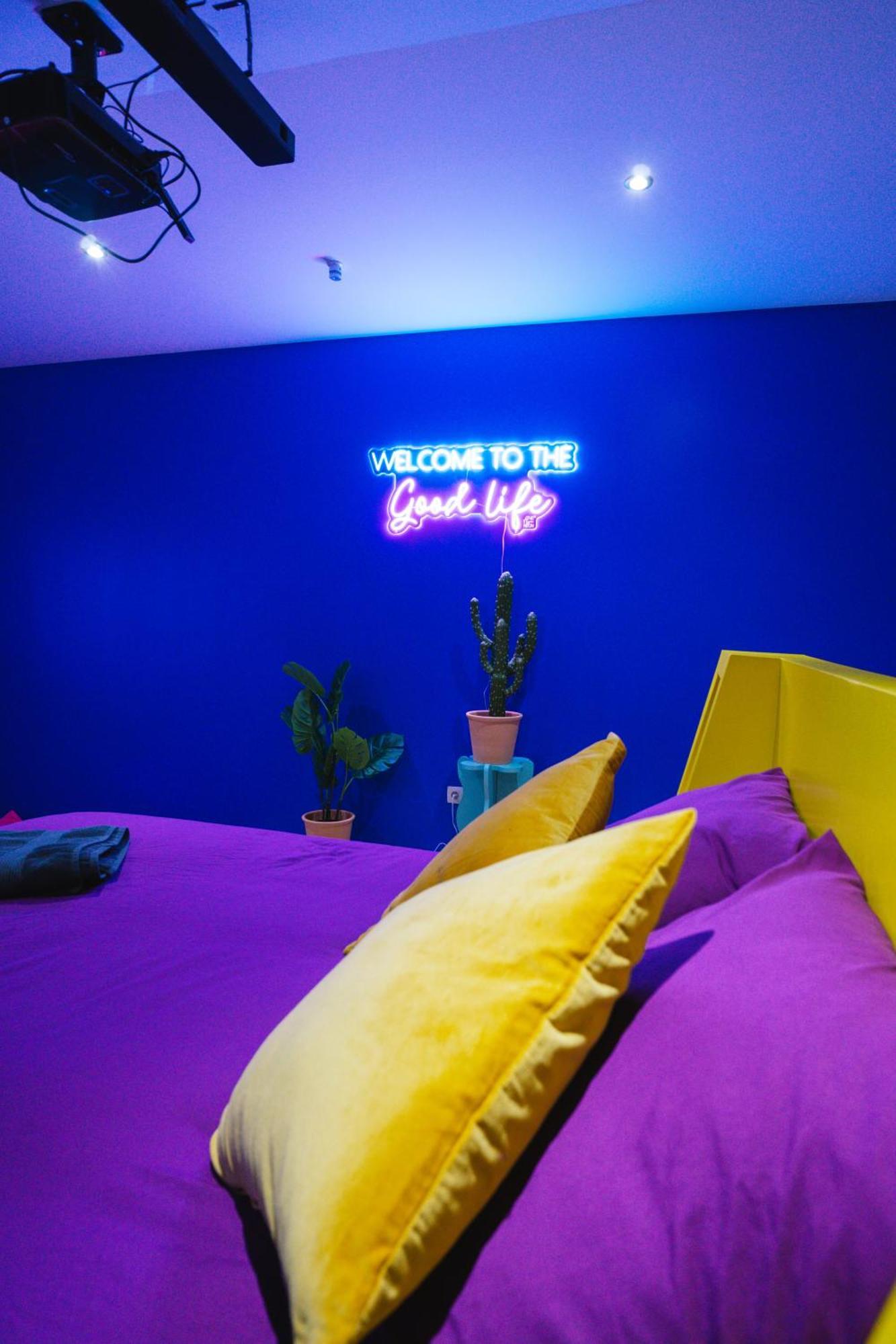 Capsule Boogie-Woogie - Jacuzzi - Sauna - Billard - Jeux - Ecran Geant - Filet Suspendu - Netflix La Louvière Buitenkant foto