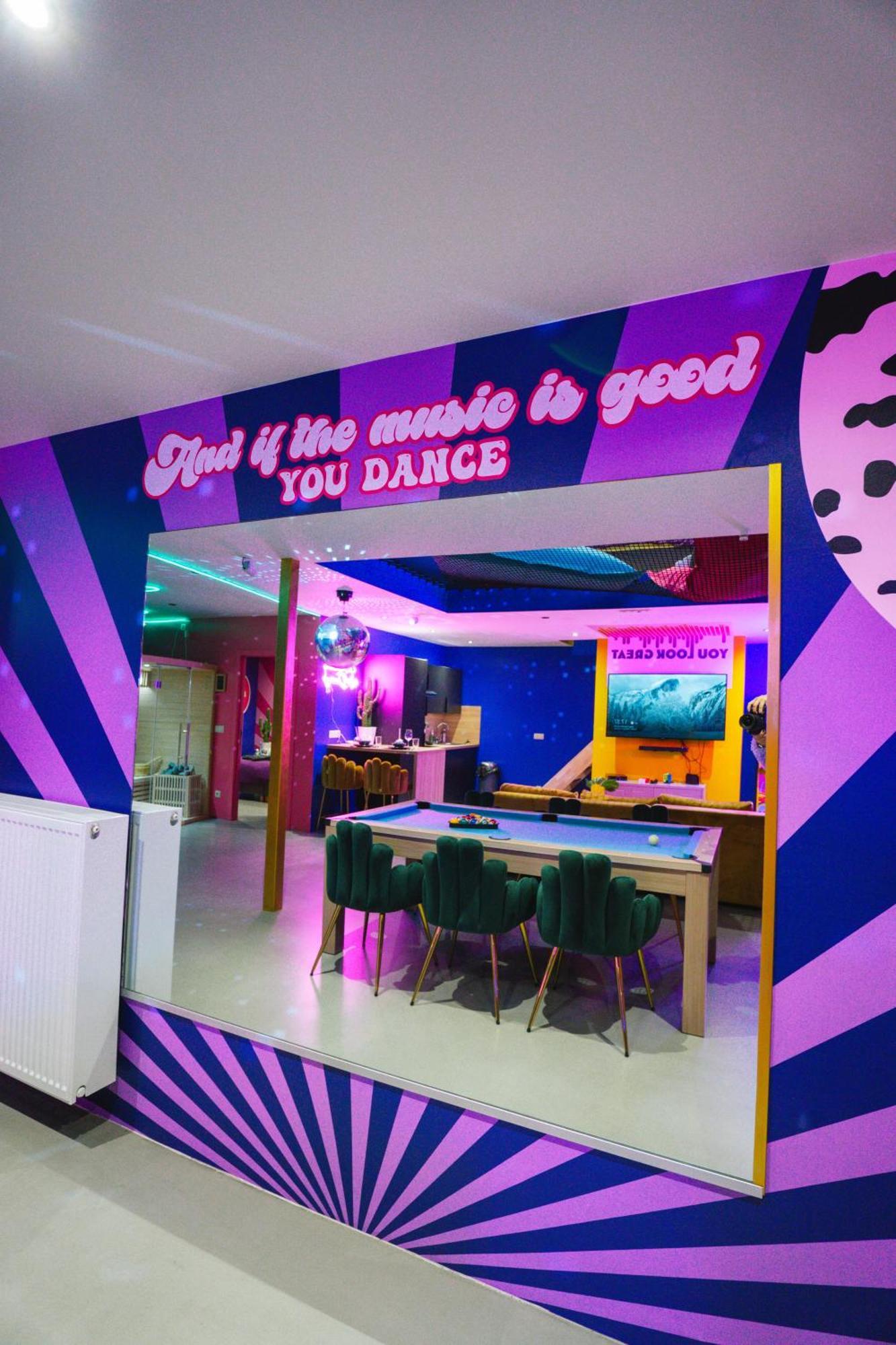 Capsule Boogie-Woogie - Jacuzzi - Sauna - Billard - Jeux - Ecran Geant - Filet Suspendu - Netflix La Louvière Buitenkant foto