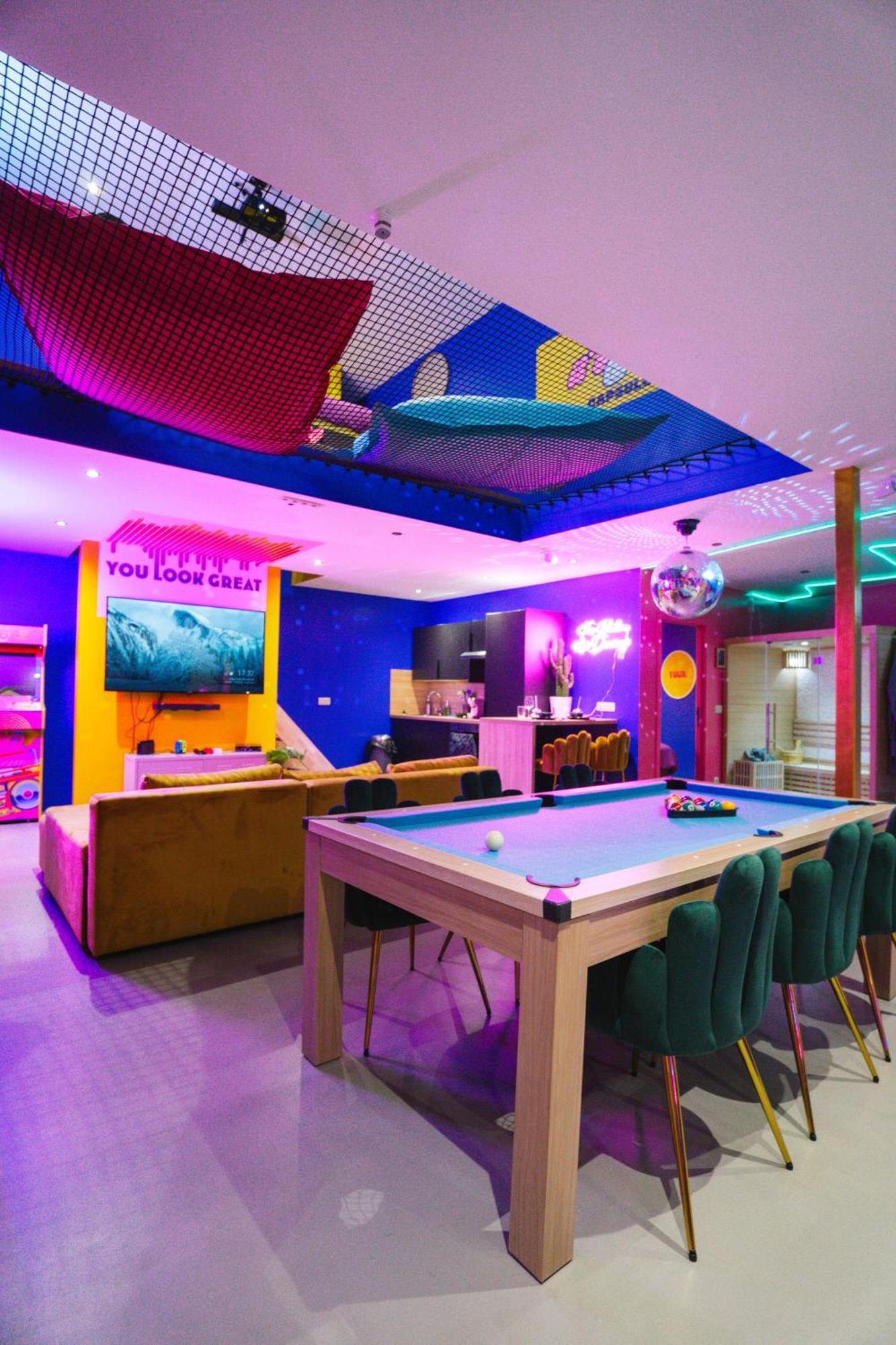 Capsule Boogie-Woogie - Jacuzzi - Sauna - Billard - Jeux - Ecran Geant - Filet Suspendu - Netflix La Louvière Buitenkant foto