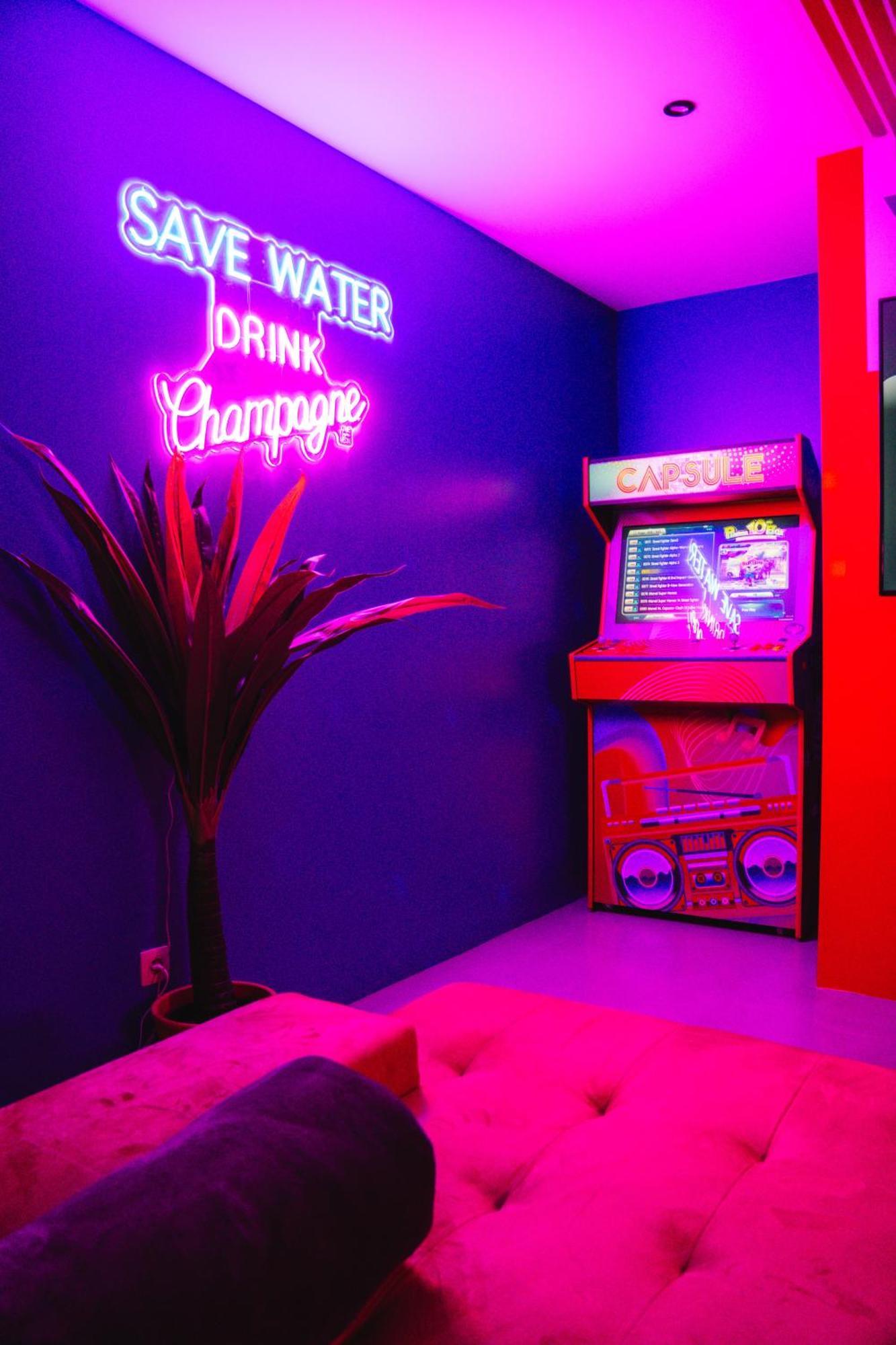 Capsule Boogie-Woogie - Jacuzzi - Sauna - Billard - Jeux - Ecran Geant - Filet Suspendu - Netflix La Louvière Buitenkant foto