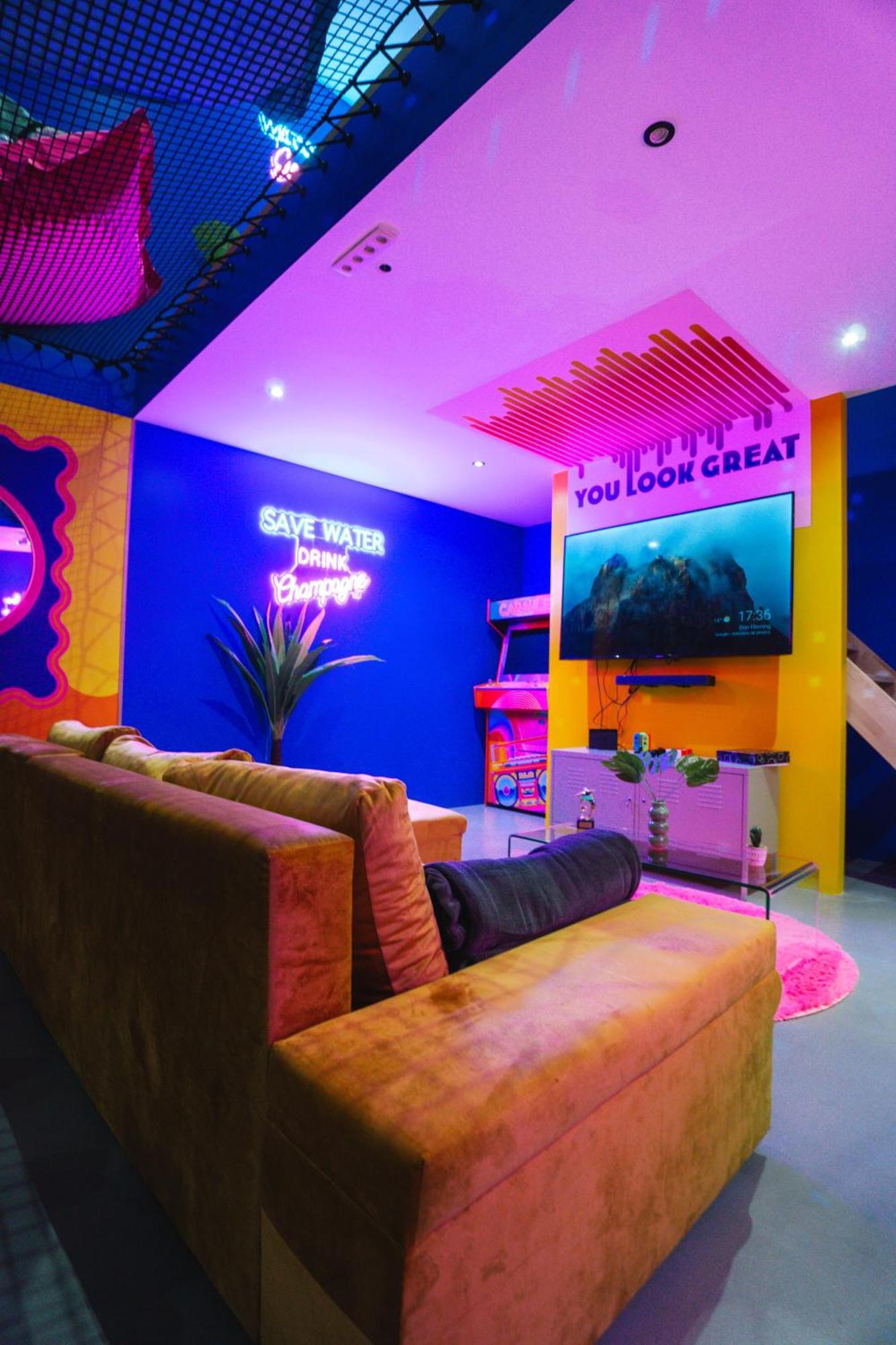 Capsule Boogie-Woogie - Jacuzzi - Sauna - Billard - Jeux - Ecran Geant - Filet Suspendu - Netflix La Louvière Buitenkant foto