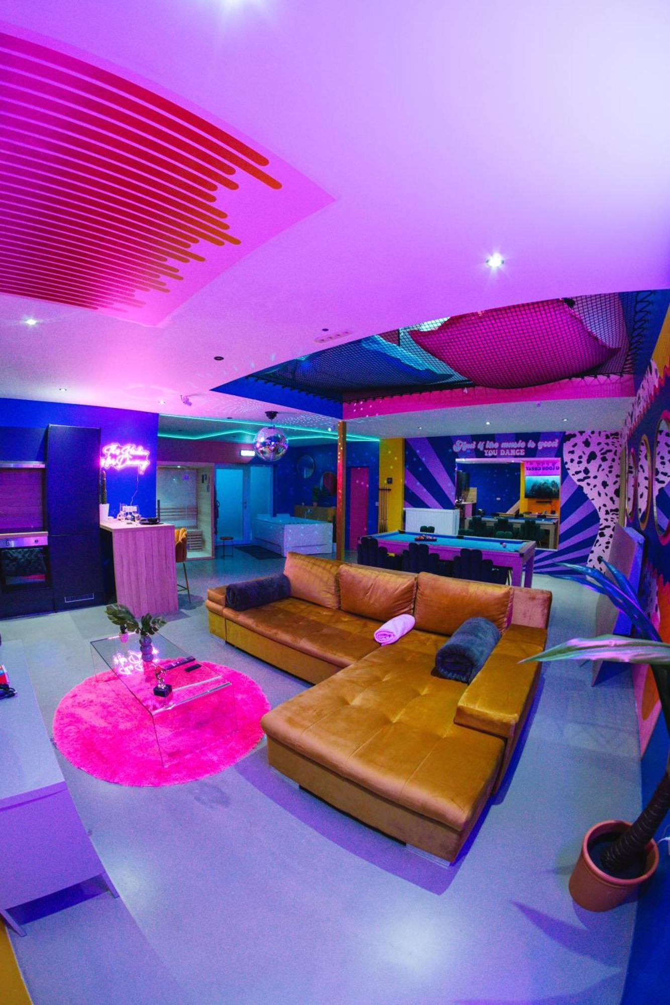 Capsule Boogie-Woogie - Jacuzzi - Sauna - Billard - Jeux - Ecran Geant - Filet Suspendu - Netflix La Louvière Buitenkant foto