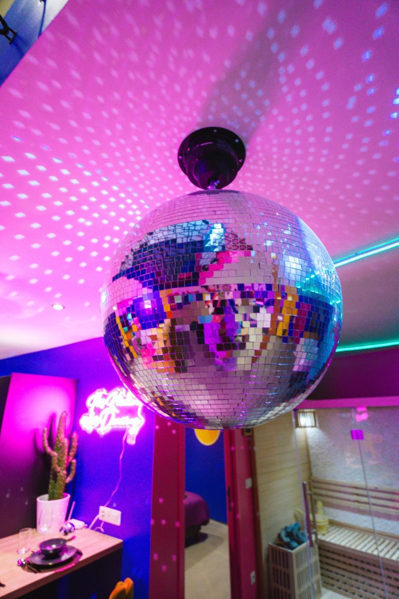 Capsule Boogie-Woogie - Jacuzzi - Sauna - Billard - Jeux - Ecran Geant - Filet Suspendu - Netflix La Louvière Buitenkant foto