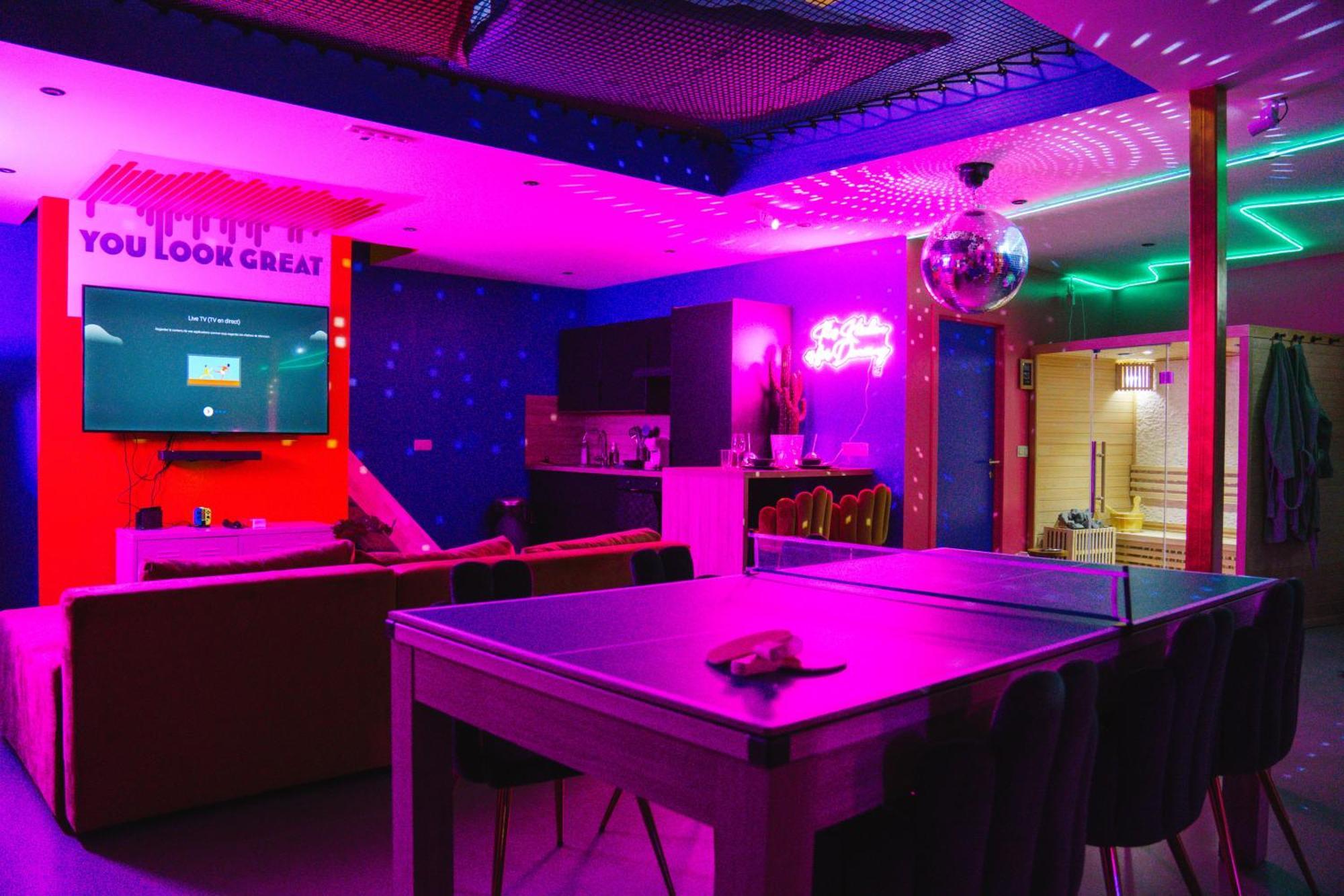 Capsule Boogie-Woogie - Jacuzzi - Sauna - Billard - Jeux - Ecran Geant - Filet Suspendu - Netflix La Louvière Buitenkant foto