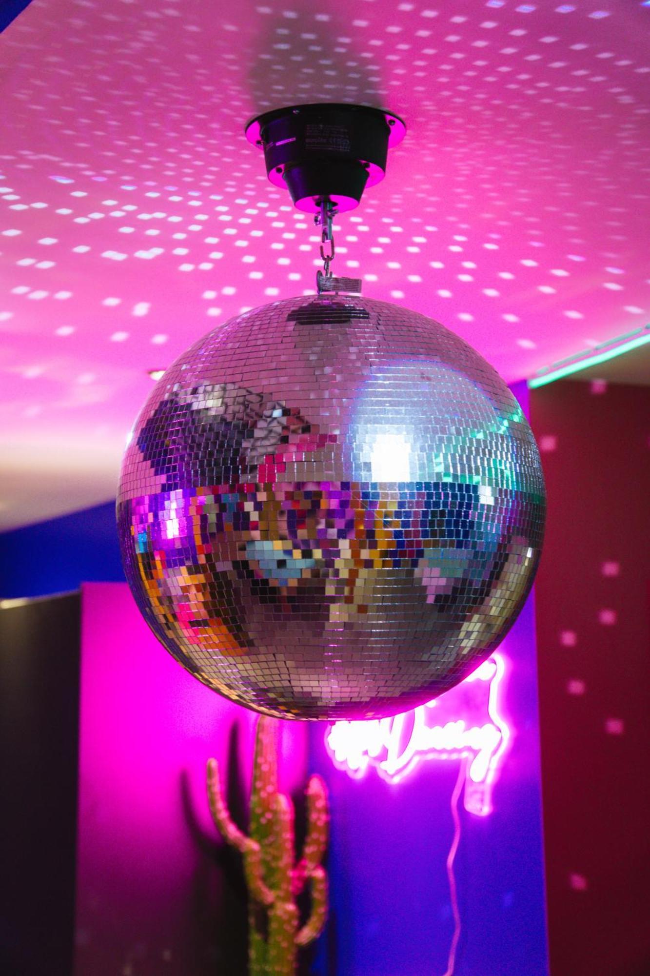 Capsule Boogie-Woogie - Jacuzzi - Sauna - Billard - Jeux - Ecran Geant - Filet Suspendu - Netflix La Louvière Buitenkant foto