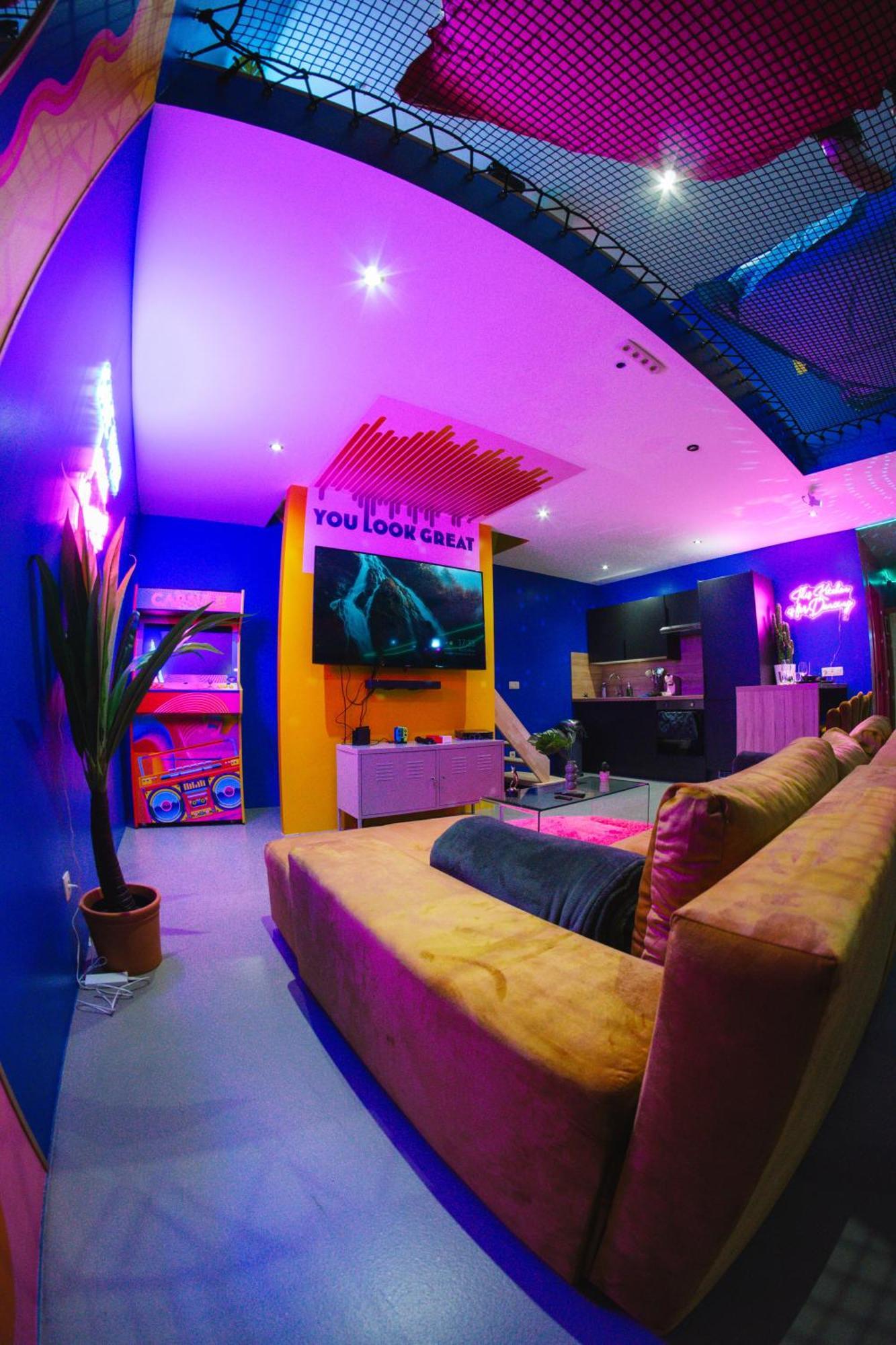 Capsule Boogie-Woogie - Jacuzzi - Sauna - Billard - Jeux - Ecran Geant - Filet Suspendu - Netflix La Louvière Buitenkant foto