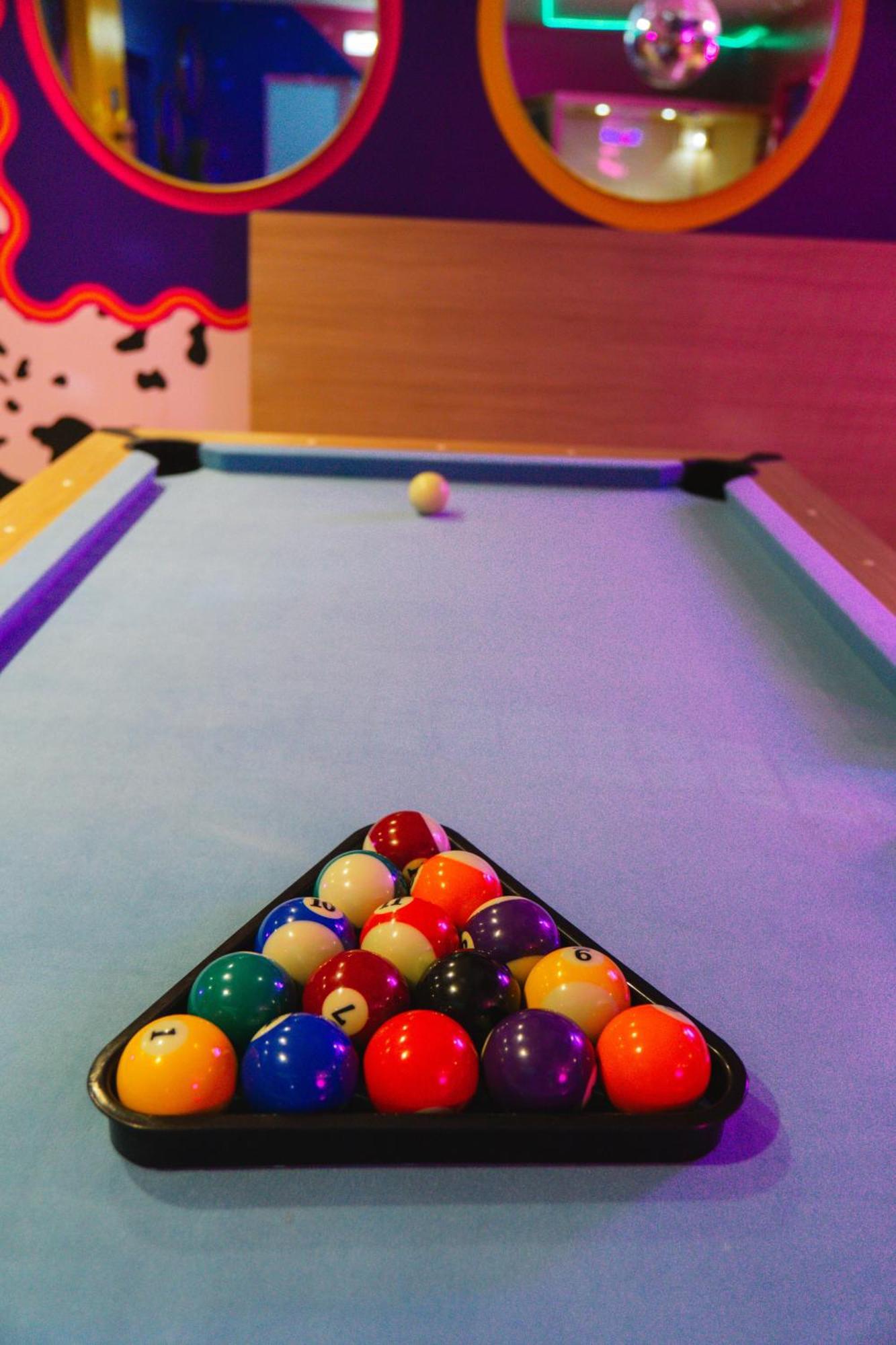 Capsule Boogie-Woogie - Jacuzzi - Sauna - Billard - Jeux - Ecran Geant - Filet Suspendu - Netflix La Louvière Buitenkant foto