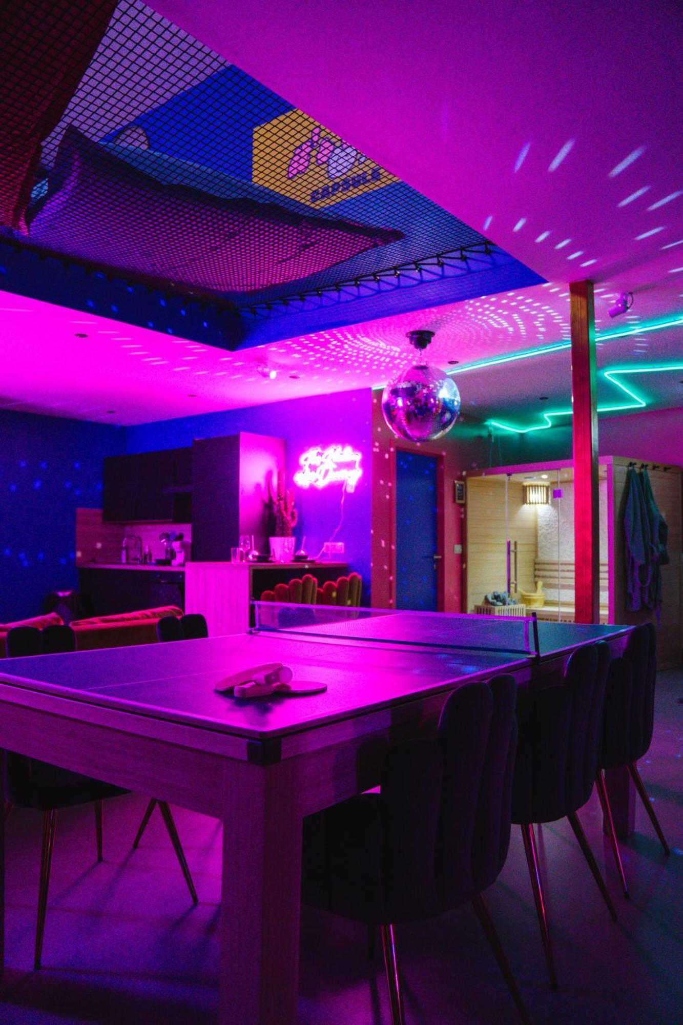 Capsule Boogie-Woogie - Jacuzzi - Sauna - Billard - Jeux - Ecran Geant - Filet Suspendu - Netflix La Louvière Buitenkant foto