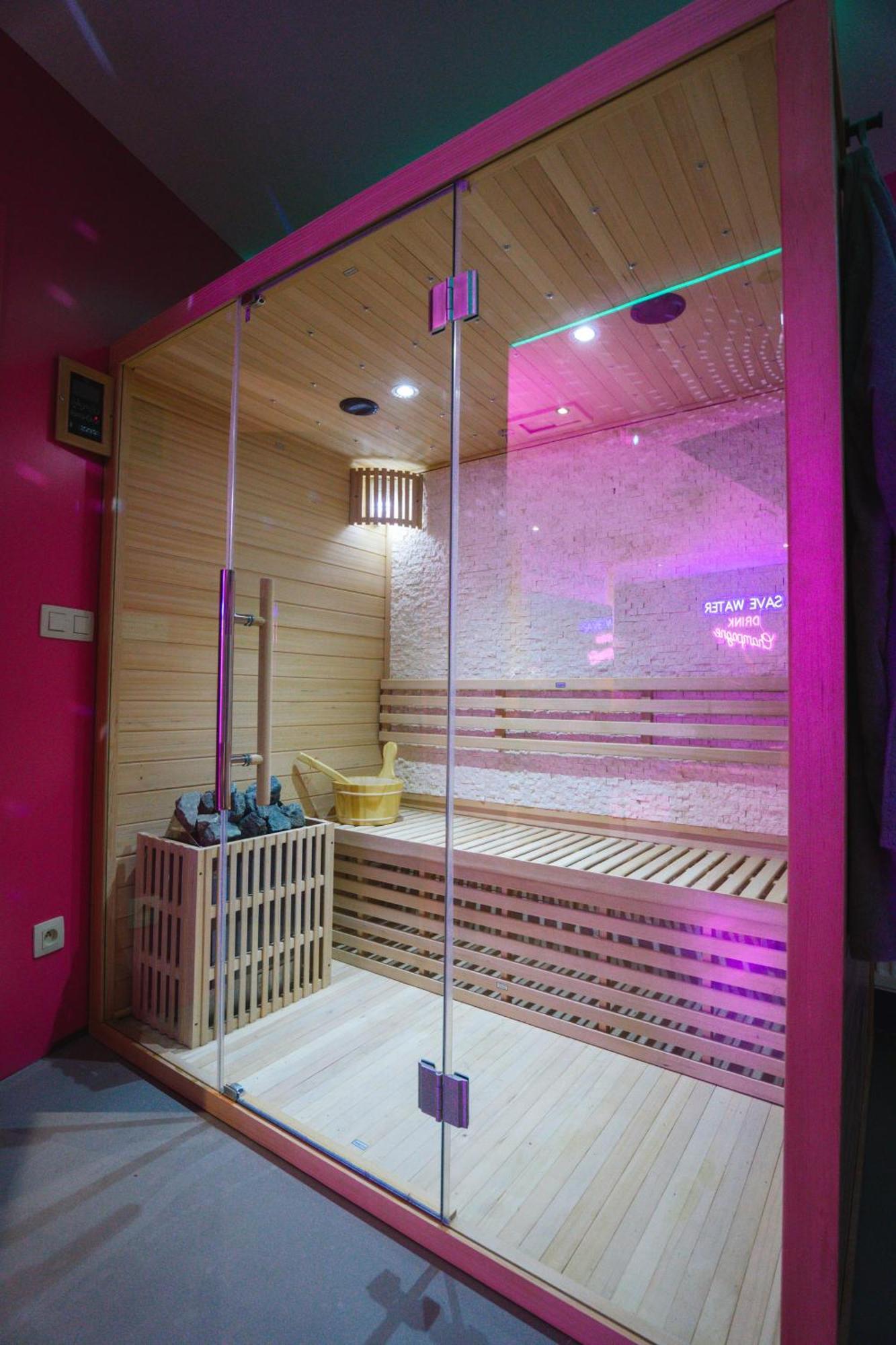Capsule Boogie-Woogie - Jacuzzi - Sauna - Billard - Jeux - Ecran Geant - Filet Suspendu - Netflix La Louvière Buitenkant foto