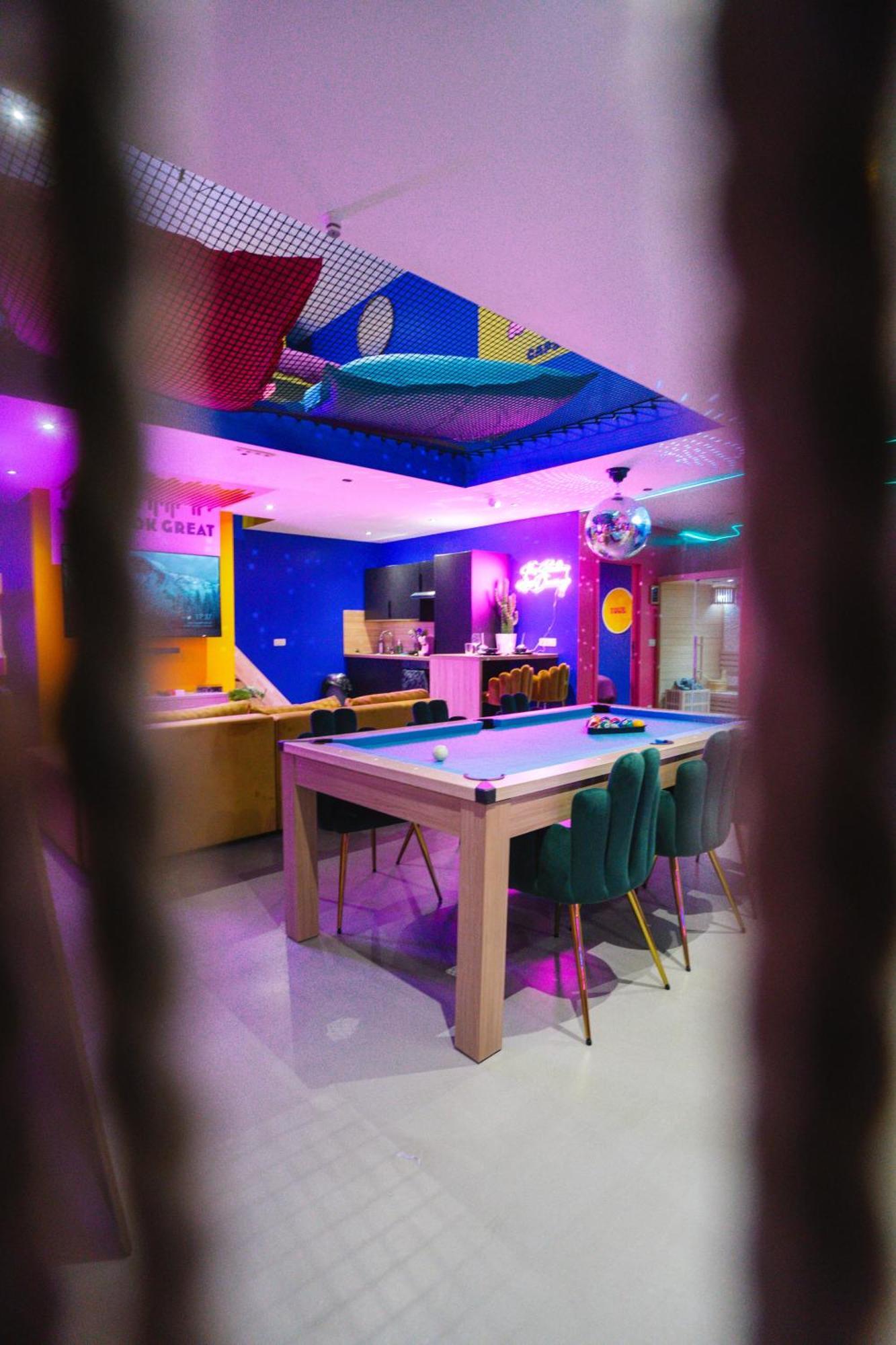 Capsule Boogie-Woogie - Jacuzzi - Sauna - Billard - Jeux - Ecran Geant - Filet Suspendu - Netflix La Louvière Buitenkant foto