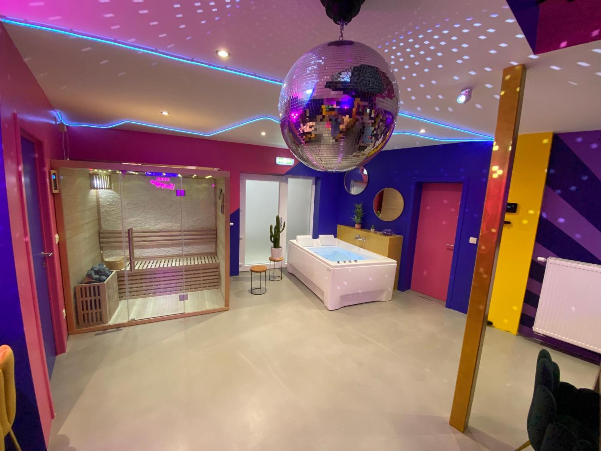 Capsule Boogie-Woogie - Jacuzzi - Sauna - Billard - Jeux - Ecran Geant - Filet Suspendu - Netflix La Louvière Buitenkant foto