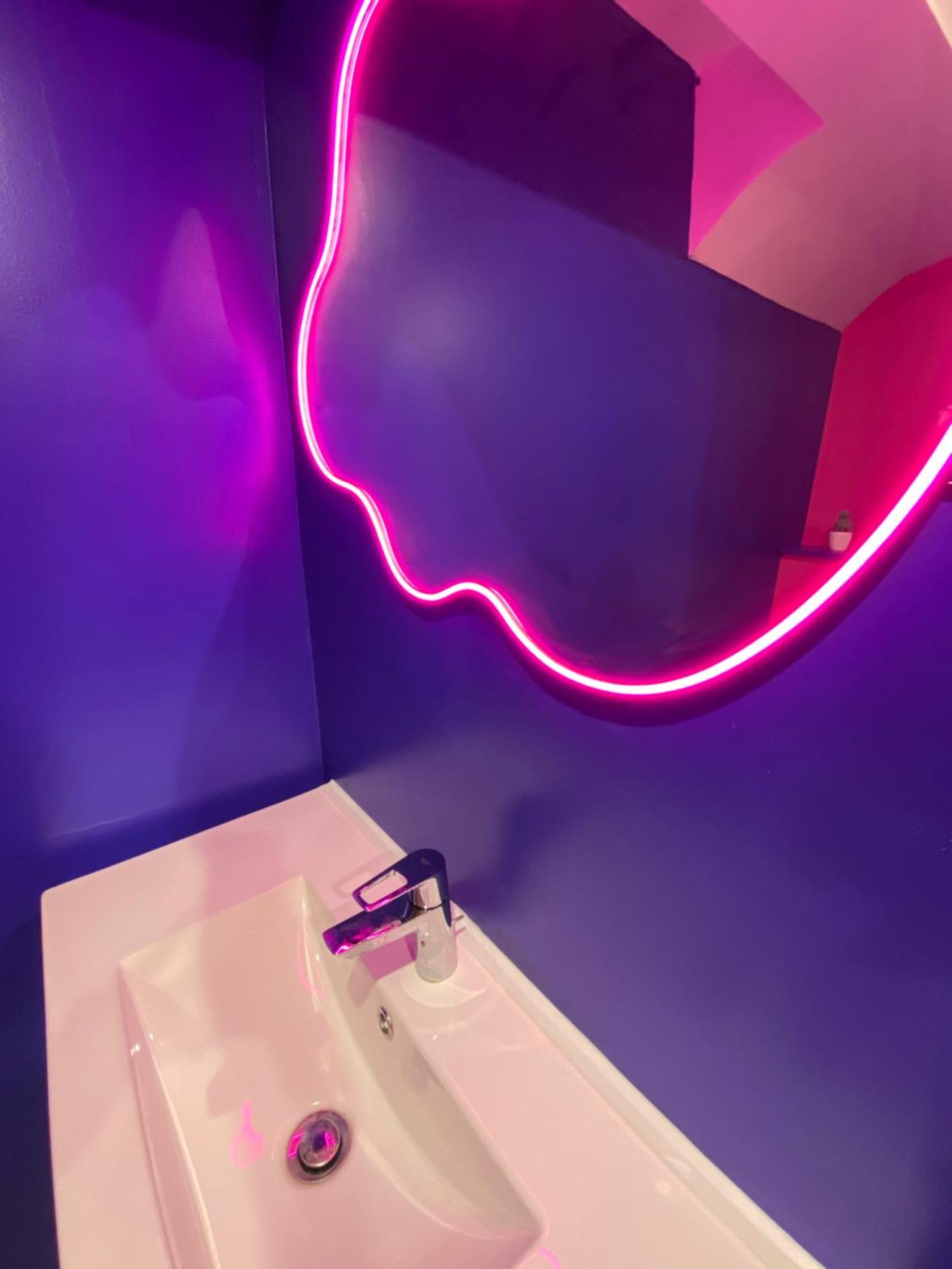 Capsule Boogie-Woogie - Jacuzzi - Sauna - Billard - Jeux - Ecran Geant - Filet Suspendu - Netflix La Louvière Buitenkant foto